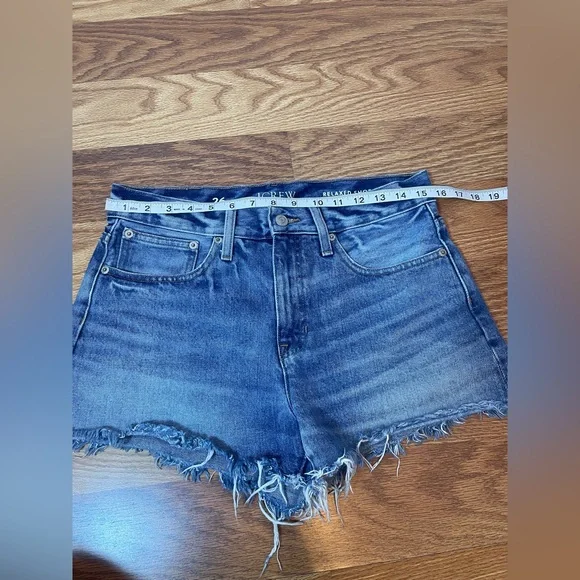 J.Crew Relaxed Jean Shorts in a medium wash with a frayed hem Size 26 - Picture 5 of 8